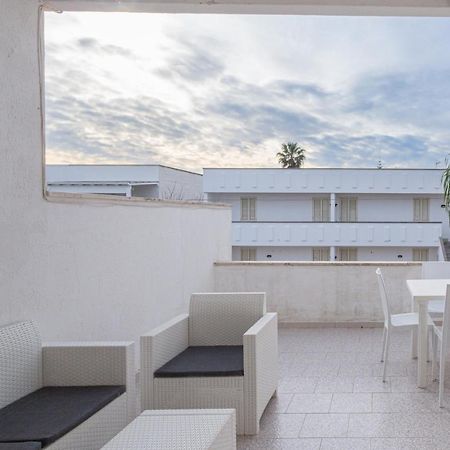 Appartamento A 150 M Dal Mare Climatizzato Con Bellissimo Patio Esterno Torre Pali Exterior foto