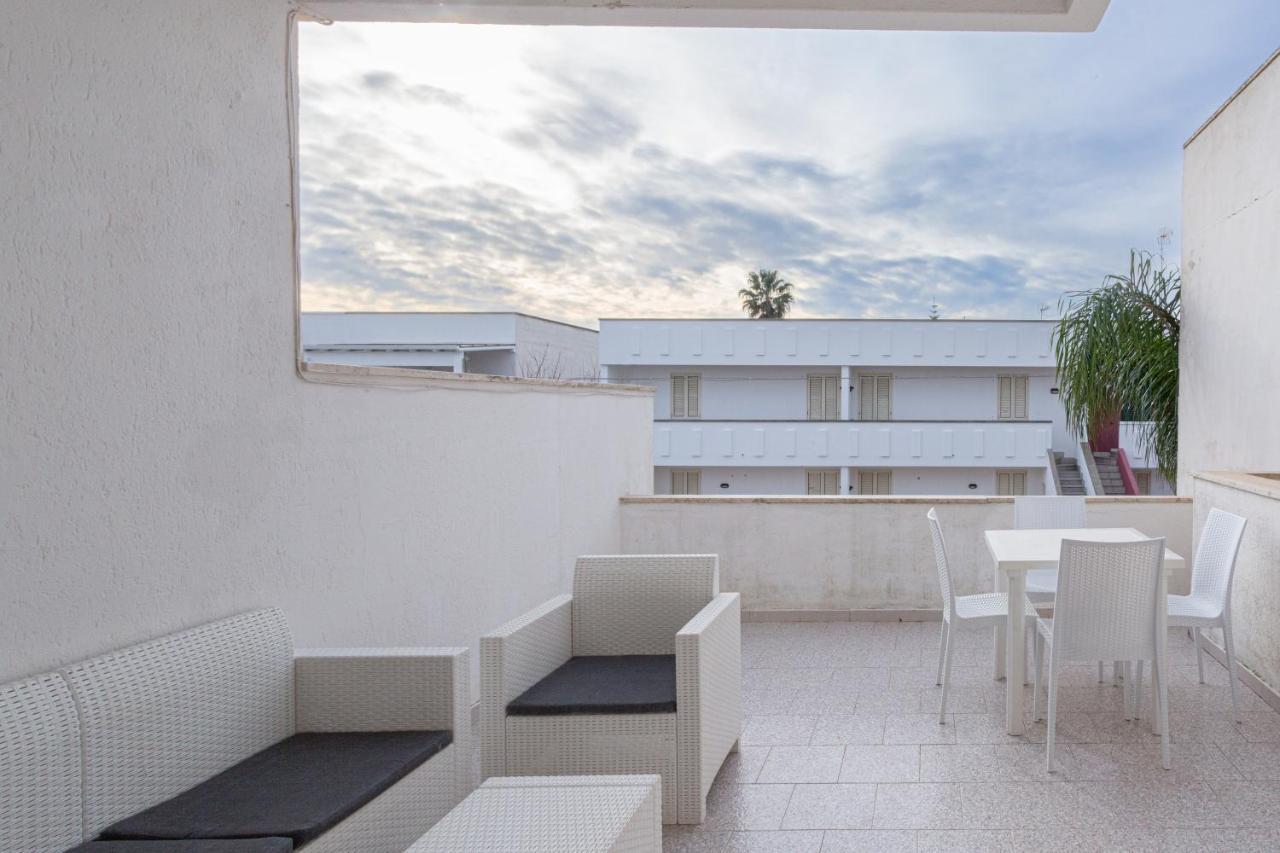 Appartamento A 150 M Dal Mare Climatizzato Con Bellissimo Patio Esterno Torre Pali Exterior foto
