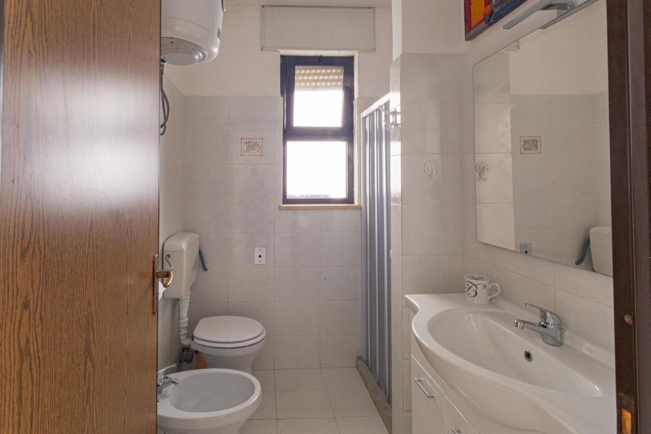 Appartamento A 150 M Dal Mare Climatizzato Con Bellissimo Patio Esterno Torre Pali Exterior foto